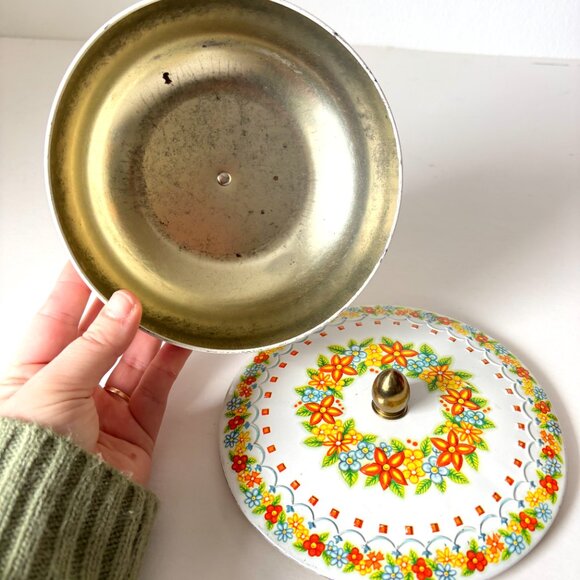 Colorful Embossed Floral Biscuit Cookie Trinket Tin Lid Pedestal Litho England - Picture 6 of 7